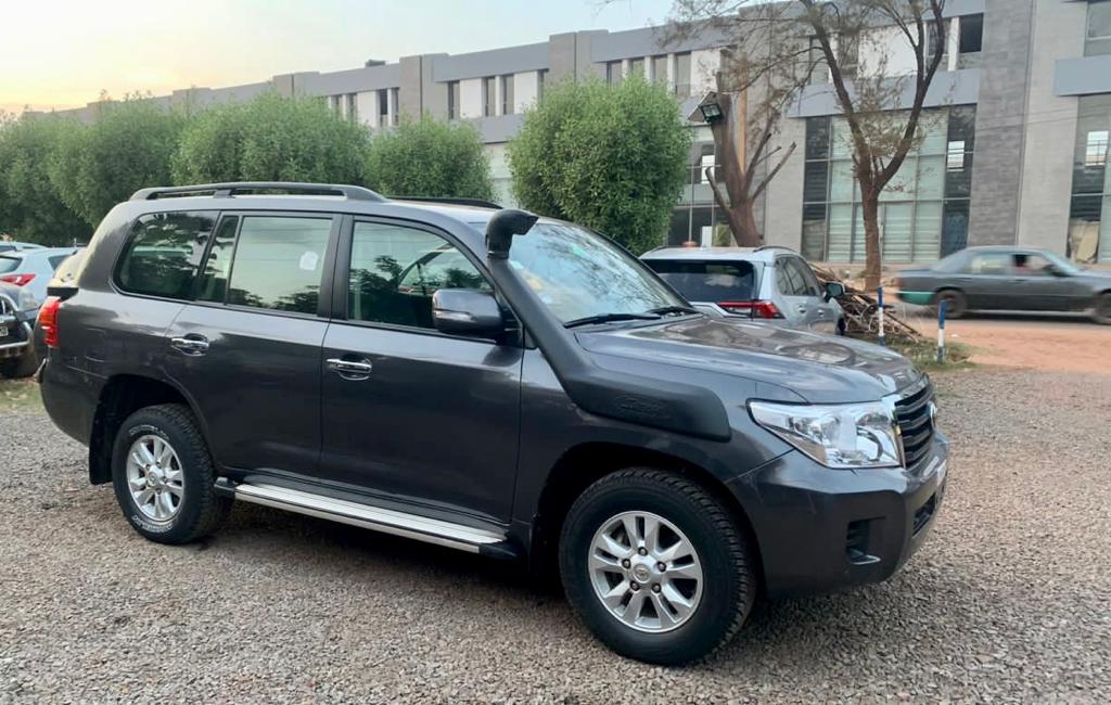 TOYOTA LAND CRUISER V8 NOIR